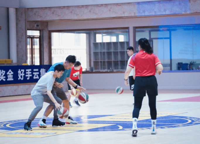 大学篮球运动员的耐力训练方案是什么?_0